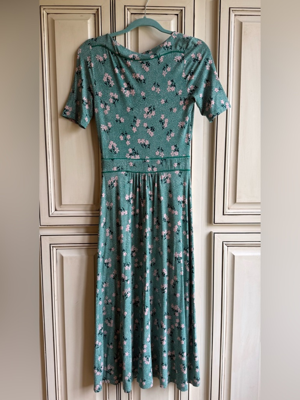 Boden Green Floral Short-Sleeve Midi Dress with Pink Blossoms - Picture 4 of 12